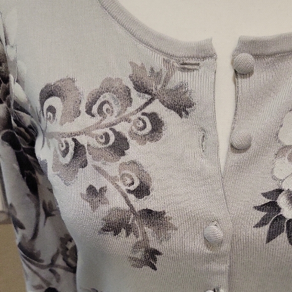 White House Black Market Light Gray Floral Long Sleeve Cardi - Picture 2 of 7